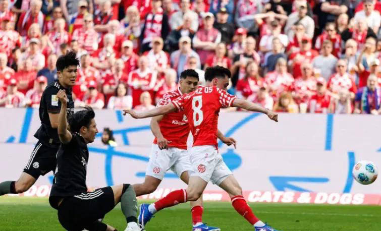 拜仁遭遇重创！德甲半场落后三球，四年来首次，乌尔比希表情尴尬